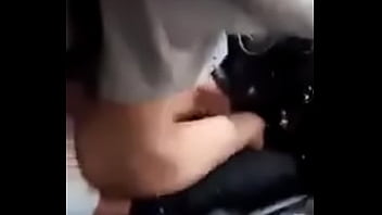 私のいとこと私は人前で車の中でそれをします