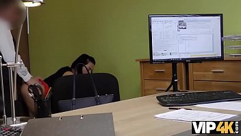 VIP4K。彼女はお金のために見知らぬ人とのセックスを期待していませんでしたが、それは起こります