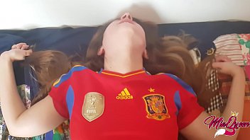 スペインの角質ティーンは彼が彼の処女を失うのを助けます（クリームパイ）