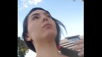 Mimi entrando e daindo do hotel sem calcinha... dando um paseio com a ppk melada e fazendo squirt na rua