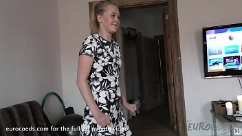 厚いガラスのディルドを使った18歳のジェット機それから私は指を使って助けます