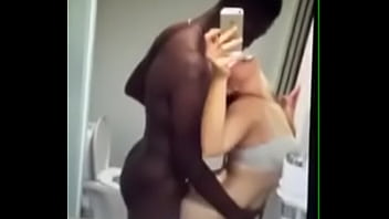 白人女性は黒いペニスで自分自身を記録します