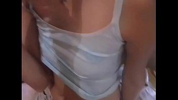 卑劣なブルネットのティーンエイジャーターニャは激しいセックスに耐えます