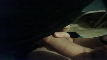 両親に隠れて急遽セックスするホットなチリ人
