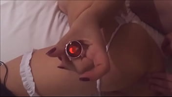 私の若い妻は、彼女の黒人の友人が彼女をファックしている間、彼女があまり痛みを感じないように彼女のお尻を差し込むように頼みました-本当のアマチュア-完全に赤で