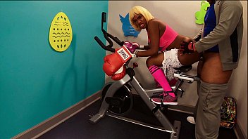 エアロバイクのBBCによる公共ジムでのアナル尻ディープファックビッグバット、ブラックスピナー Msnovember括約筋ファックハードコアセックス4kSheisnovember