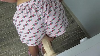 ロシアの女の子SashaBikeyeva-y。両親が家にいない間に非常に大きなディルドを楽しんでいる