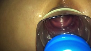 雌犬はあなたが濃いピンクと広いものさえ見ることができるペットボトルで彼女のお尻を吹き飛ばしました