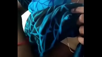 デジ主婦は彼女のおっぱいを示しています