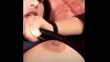 おっぱいを示すセクシーなモデル