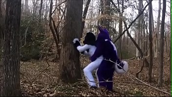 森の中で交尾するファースーツカップル
