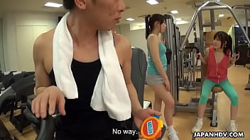 日本のの若者、浅野ゆいと中間朋美が無修正で犯された