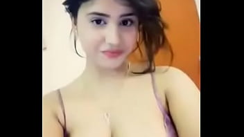私のガールフレンドは彼女のおっぱいと猫を示しています。彼女はどのようにgysに見えましたか