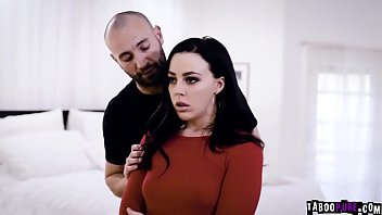 詐欺師の若いガールフレンド、ホイットニー・ライトは彼女のボーイフレンドが好きなので、彼女は彼を誘惑し、彼女のボーイフレンドとの熱い3Pセックスを始めました.
