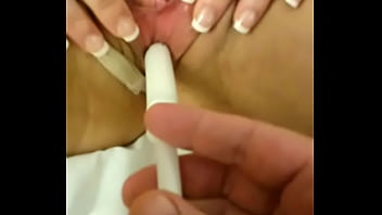 他の誰かが彼女のタンポンをチェックしますそれはぴったりですか？うん、