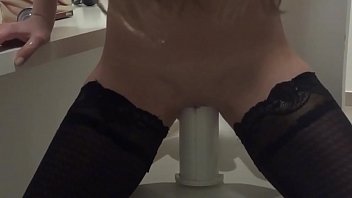 若いVは自分でこぶしを握り、次に複数のニンジン、次にオレンジ、そして巨大なジューサープランジャーを彼女の膣に挿入します！