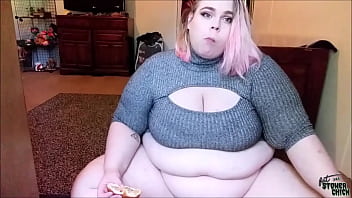 BBWフィーディーはハンバーガーやげっぷをたくさん食べます