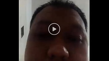 生意気な老人は他の誰かのFacebookにマスターベーションビデオを投稿しました