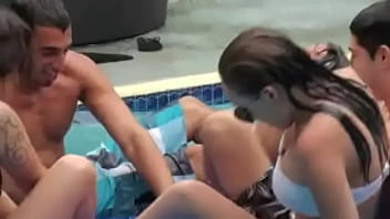 楽しくてワイルドなプールパーティーがエッチなセックス乱交につながる