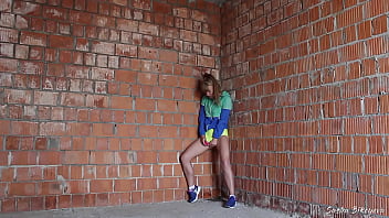 ロシアの女の子SashaBikeyeva-彼女が実行後に建設現場で自慰行為をしたときに建設労働者によって捕らえられたフィットガール-英語字幕