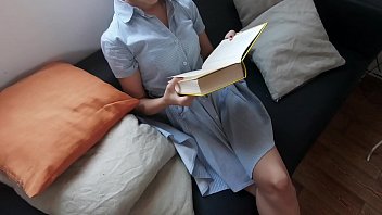彼女が読んでいる間にティーンがされた（XvideosのフルビデオRed）
