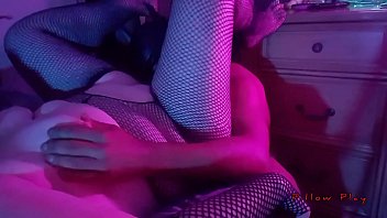 枕遊び素人カップルがホテルの部屋で熱いセックスと前戯の夜を共有する私の女性は激しくセックスされ、指で触れられて食べられるのが大好きです！