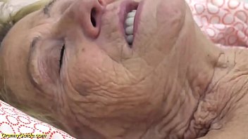 醜い90歳のおばあちゃんが深く犯された