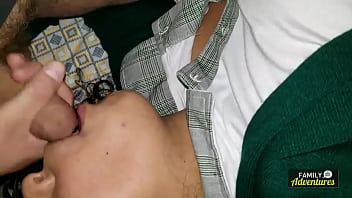 授業後に女子高生の義理の妹を見つけて、彼女を