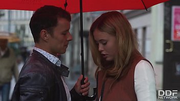 信じられないほど熱いのシャキラ・アスティは、彼女が彼女の猫を開く前に彼のペニスをなめます