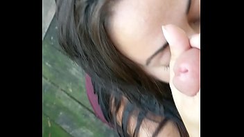 タトゥーのある成熟した熟女と屋外でフェラとパイズリ