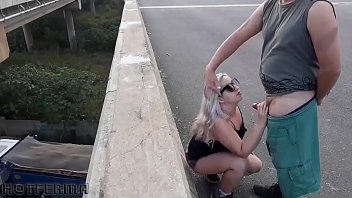 ブロンドのベイビーは、道路橋の上で友人を吸います