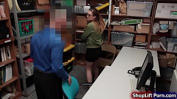 店のセキュリティは小柄な万引き犯を前髪