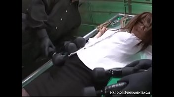 彼女の服がはぎ取られるまで服を着たバウンドアジアの従順なバイブ