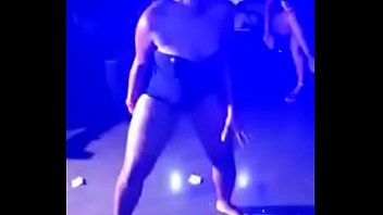 彼女はそのお尻を投げます