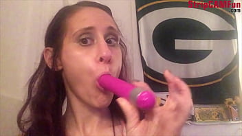 アマチュアカムガールトリッシュはディルドを取り、彼女があなたのペニスを吸う方法を示しています