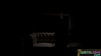 潮吹きレズビアンが彼女の囚人を支配する