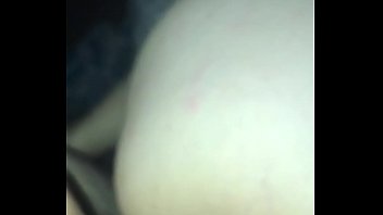 夫は彼女がsである間、角質の友人が妻とセックスしましょう。