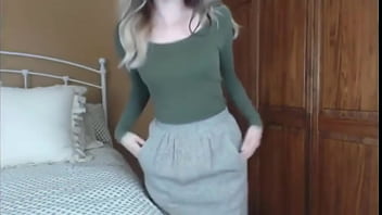 眼鏡をかけた美女が服を脱ぐ