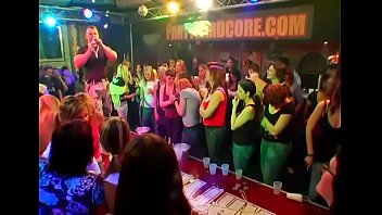ダンスの服を脱ぎ捨て、膿を滴らせて対処する