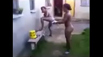 ナイジェリア保健学校のは外で入浴します