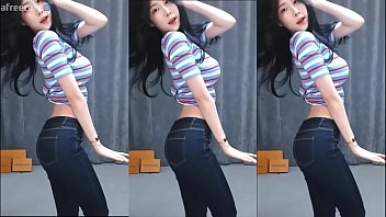 韓国の女の子がウサギの反応を踊る