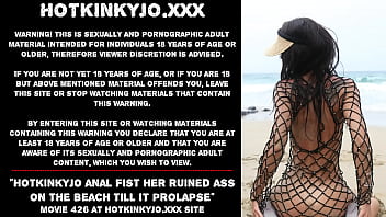 Hotkinkyjoアナルはそれが脱出するまでビーチで彼女の台無しにされたお尻をこぶします