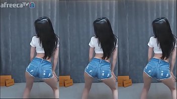 韓国の女の子がセクシーな電話の魔法を踊る
