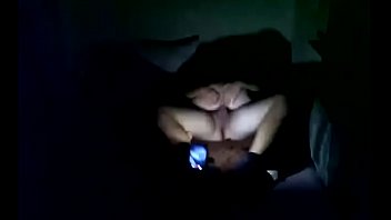 夫が撮影している間、妻は恋人とセックスします。