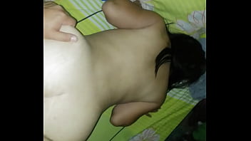 私の義理の妹は、彼女の写真を撮り、彼女がdをしている間に彼女の隣で自慰行為をした後、私を誘惑します 2.私はあえて彼女と性交し、彼女はとても濡れて喜んでいました。彼女は聞いて飛び散ります