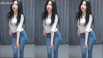 韓国の女の子が無邪気にセクシーなダンスを踊る