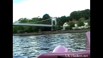 セクシーなブロンドのベイビードナデニエール裸のボート旅行と屋外の点滅