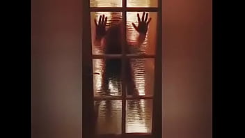 ルナはガラスの正面玄関で男を唇で犯し、無意識のうちに反対側で私と一緒にいます（ライアンに余分な壮大な中出しをしています）