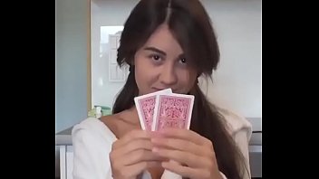 Карточная игра, которая плохо кончается для хотвайф