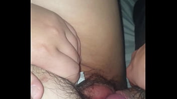 亀頭がクリトリスを揉みしだき、男の子は巨根を使って女の子がおしっこをしたり、からかったり、したり、恥ずかしがり屋の場所に触れます。